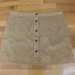Euc gap cord skirt with great detail/buttons